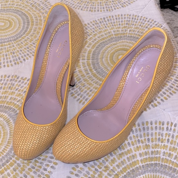 GUCCI 💛 Yellow Bumblebee Heels Vintage Pinup Woven Cork Pumps Summer Stilettos - Picture 4 of 15